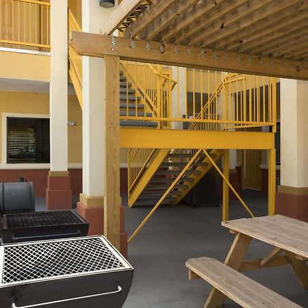 Days Inn Pearsall Εξωτερικό φωτογραφία