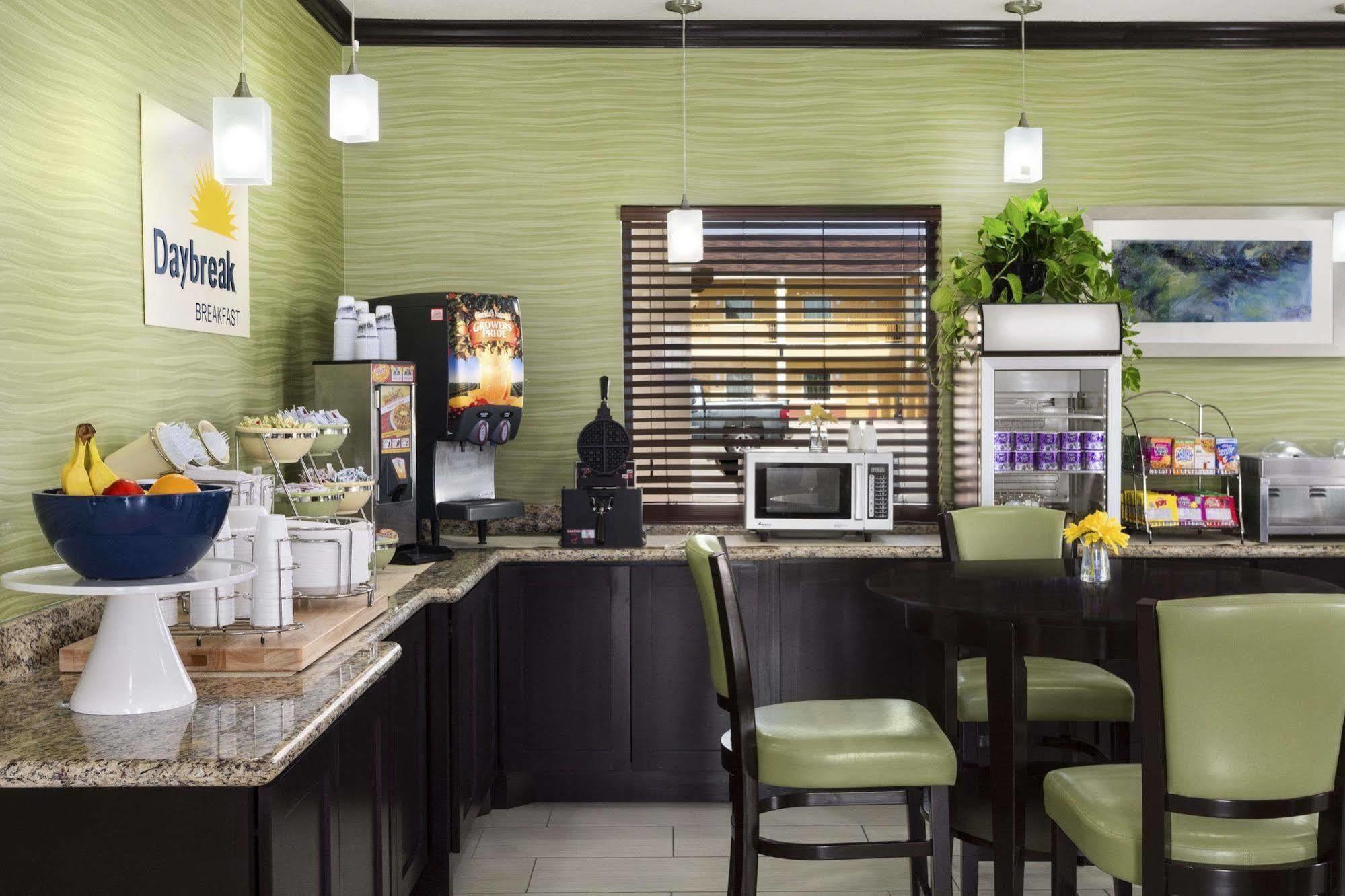 Days Inn Pearsall Εξωτερικό φωτογραφία